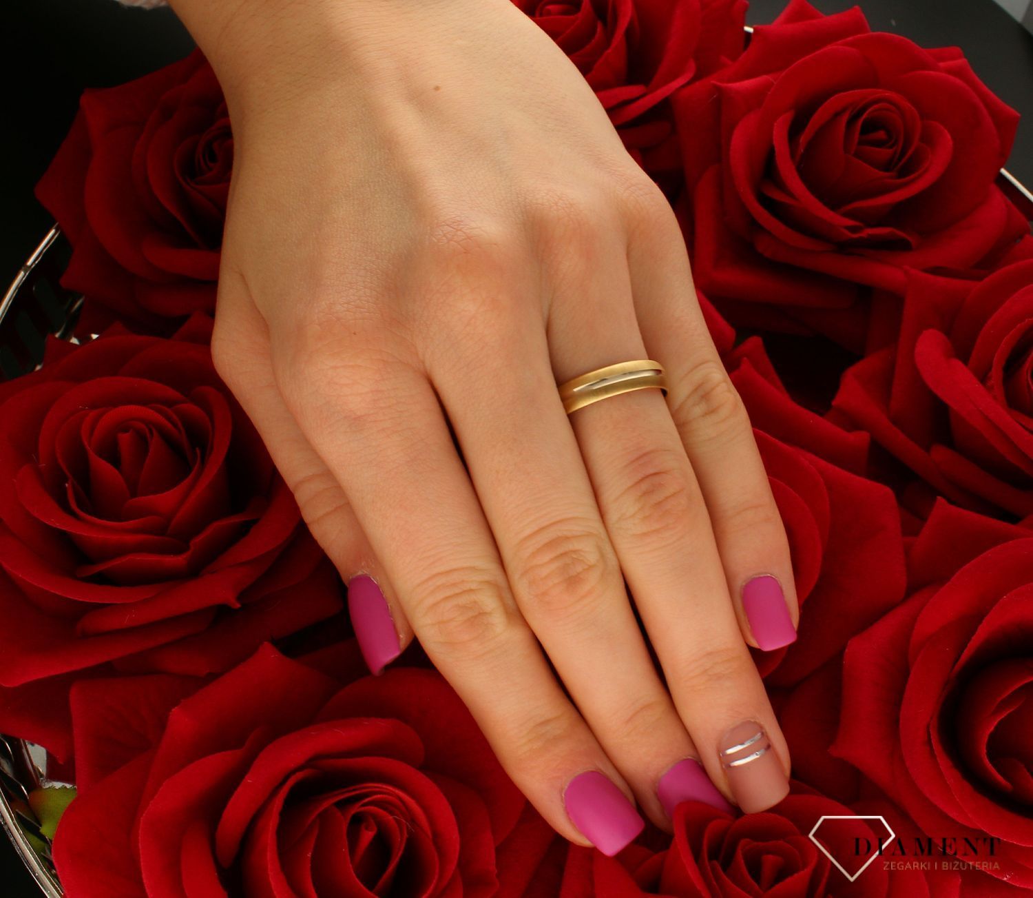 Złota obrączka ślubna półokrągła satynowa z paskiem z białego złota 585  5 mm.jpg